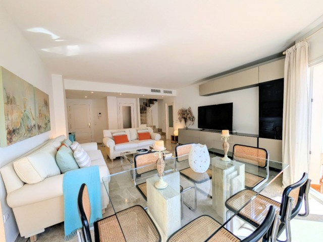 Apartamento con 4 Dormitorios  en San Pedro de Alcántara