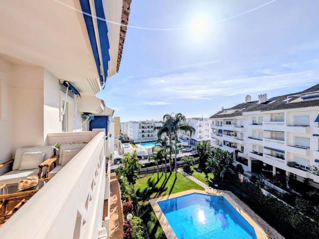 Apartamento con 4 Dormitorios  en San Pedro de Alcántara