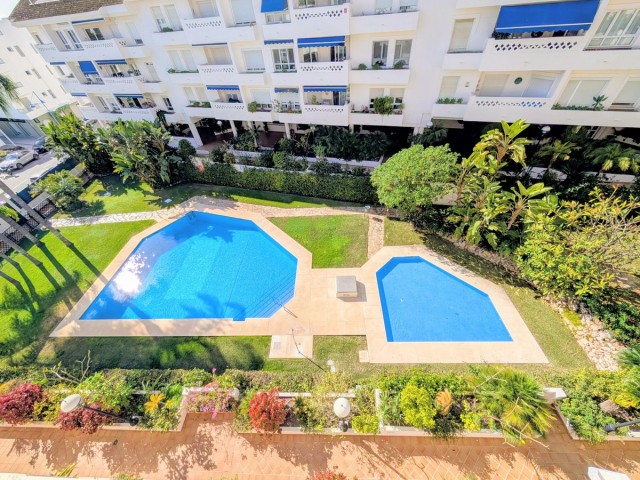 Apartamento con 4 Dormitorios  en San Pedro de Alcántara