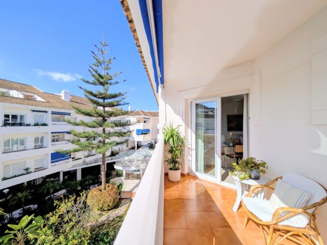 Apartamento con 4 Dormitorios  en San Pedro de Alcántara
