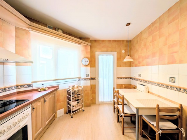 Apartamento con 4 Dormitorios  en San Pedro de Alcántara