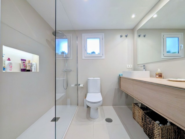 Apartamento con 4 Dormitorios  en San Pedro de Alcántara