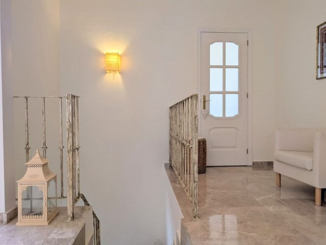 Apartamento con 4 Dormitorios  en San Pedro de Alcántara