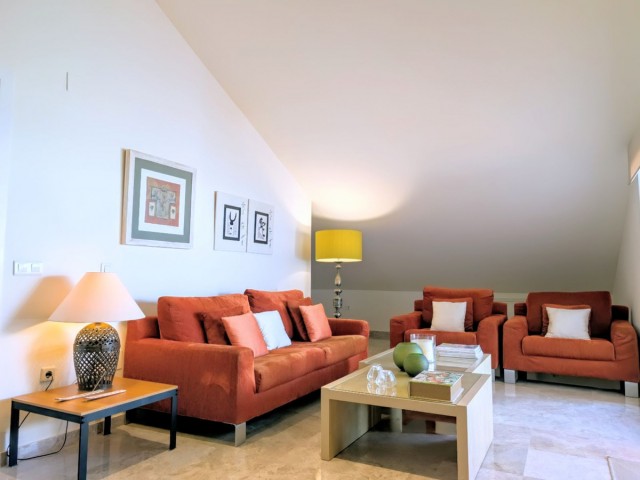 Apartamento con 4 Dormitorios  en San Pedro de Alcántara