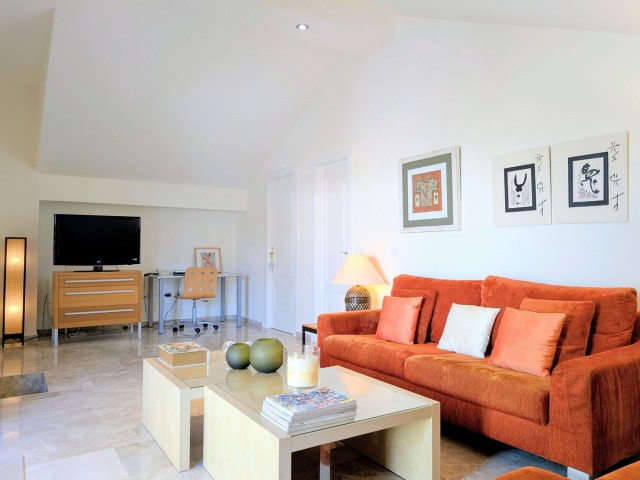 Apartamento con 4 Dormitorios  en San Pedro de Alcántara