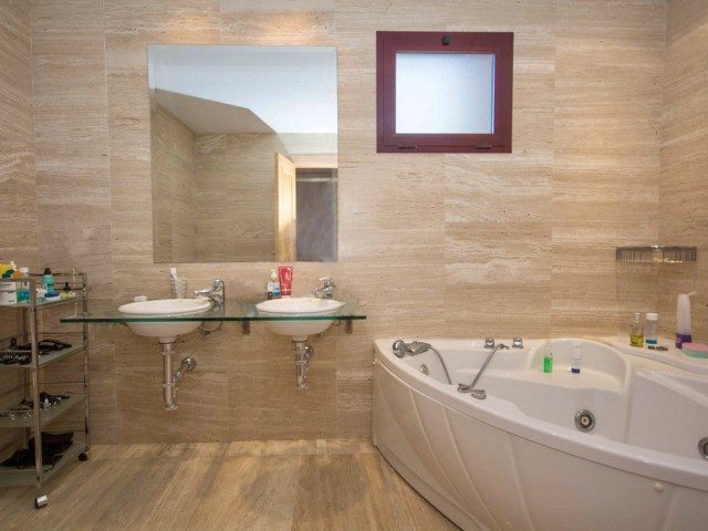 4 Bedrooms Apartment in Estepona