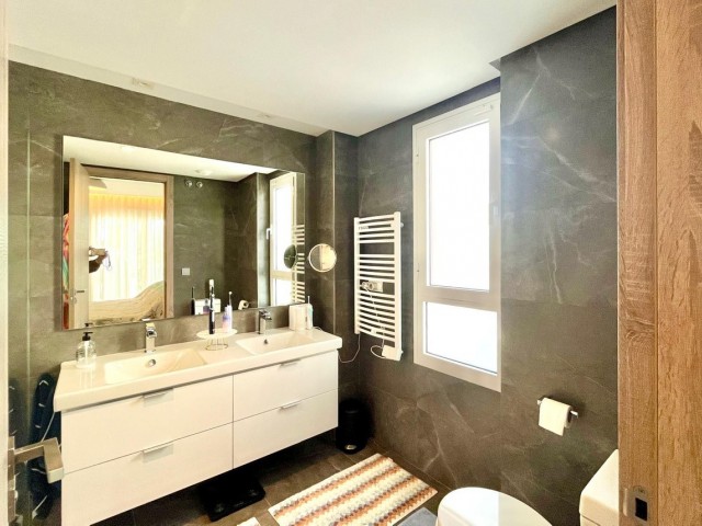 Apartamento con 3 Dormitorios  en San Roque Club