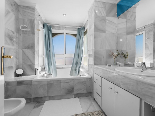 Apartamento con 3 Dormitorios  en Mijas