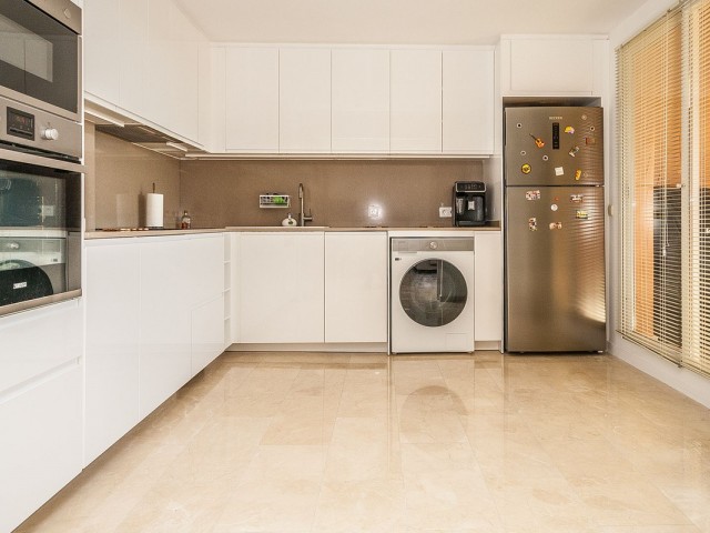 Penthouse avec 2 Chambres  à Elviria
