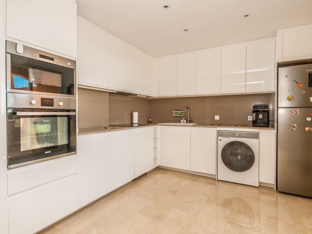 Penthouse avec 2 Chambres  à Elviria