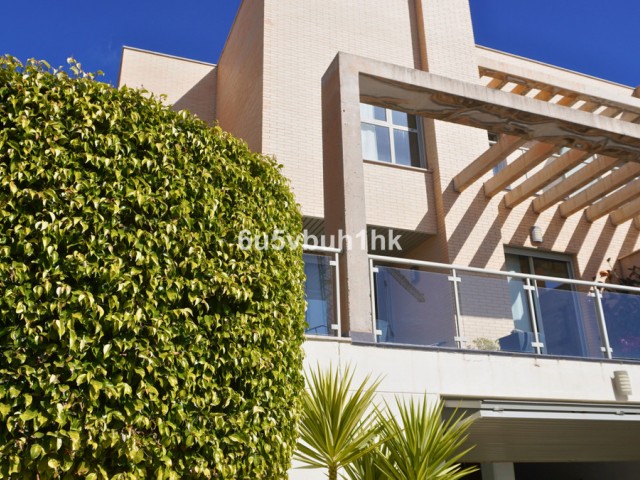 Maison mitoyenne avec 5 Chambres  à Málaga