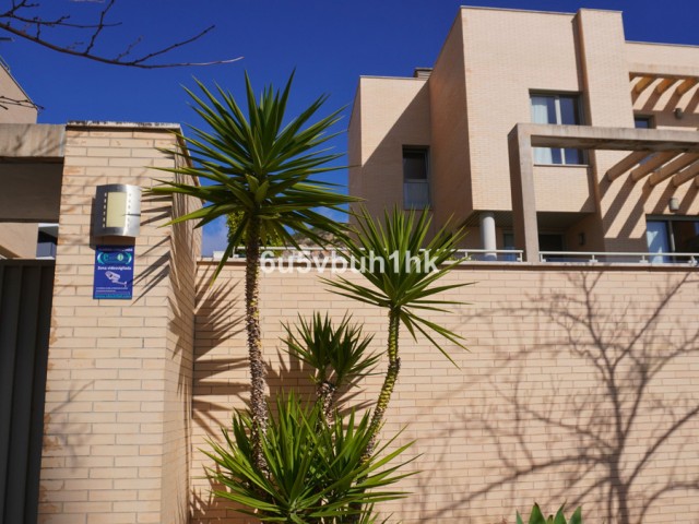 Maison mitoyenne avec 5 Chambres  à Málaga
