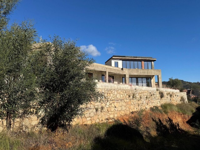 4 Bedrooms Villa in Elviria