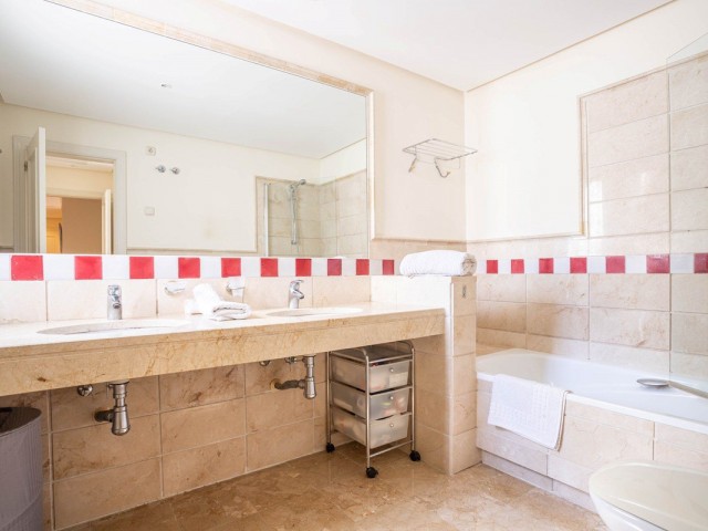 3 Bedrooms Apartment in Benahavís