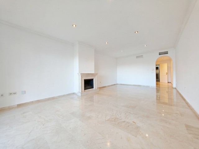 2 Bedrooms Apartment in Elviria
