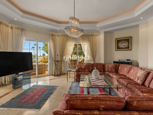 4 Bedrooms Villa in Elviria