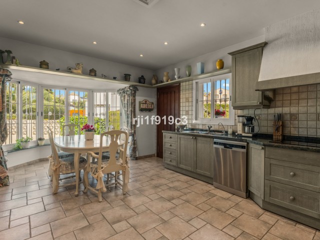 4 Bedrooms Villa in Elviria