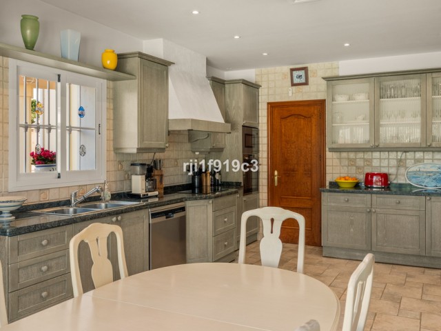4 Bedrooms Villa in Elviria