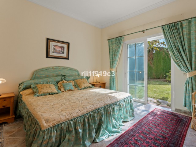 4 Bedrooms Villa in Elviria