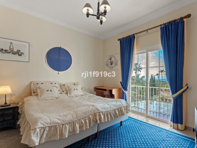 4 Bedrooms Villa in Elviria