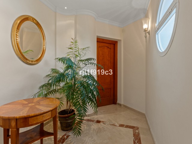 4 Bedrooms Villa in Elviria
