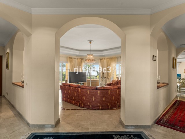 4 Bedrooms Villa in Elviria
