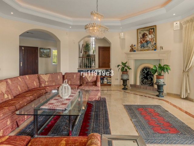 4 Bedrooms Villa in Elviria