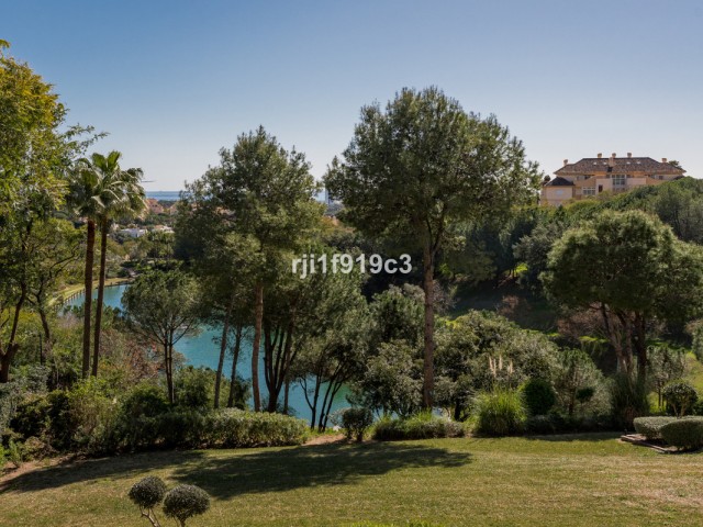 3 Bedrooms Apartment in Elviria