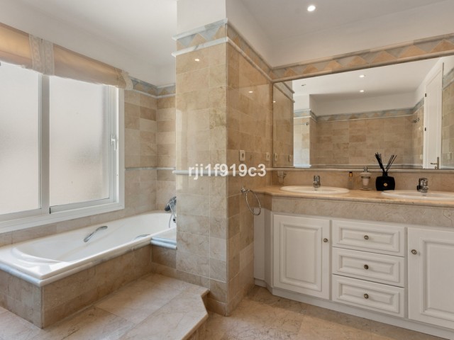 3 Bedrooms Apartment in Elviria