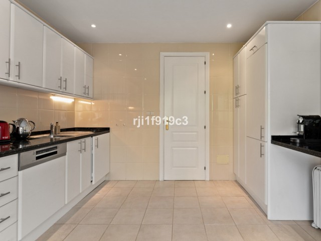 3 Bedrooms Apartment in Elviria