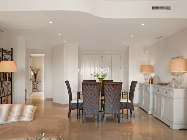 3 Bedrooms Apartment in Elviria