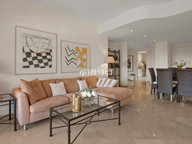3 Bedrooms Apartment in Elviria