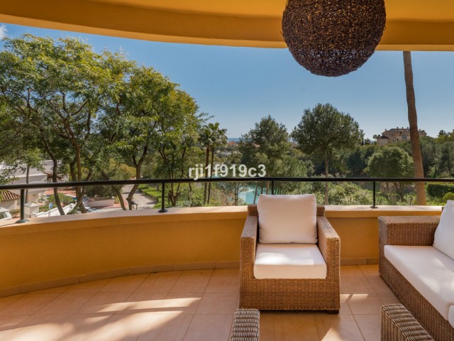 3 Bedrooms Apartment in Elviria