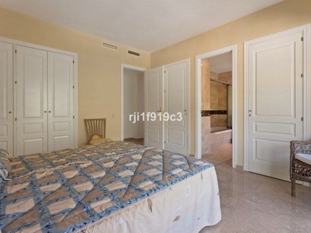 3 Bedrooms Apartment in Elviria