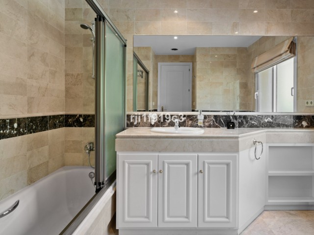 3 Bedrooms Apartment in Elviria