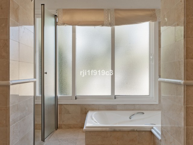 3 Bedrooms Apartment in Elviria