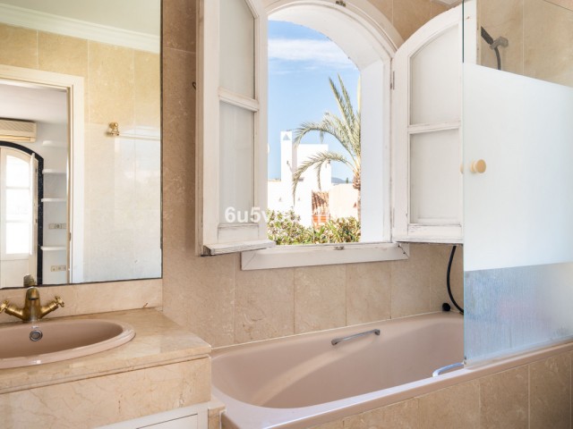 4 Bedrooms Townhouse in Nueva Andalucía