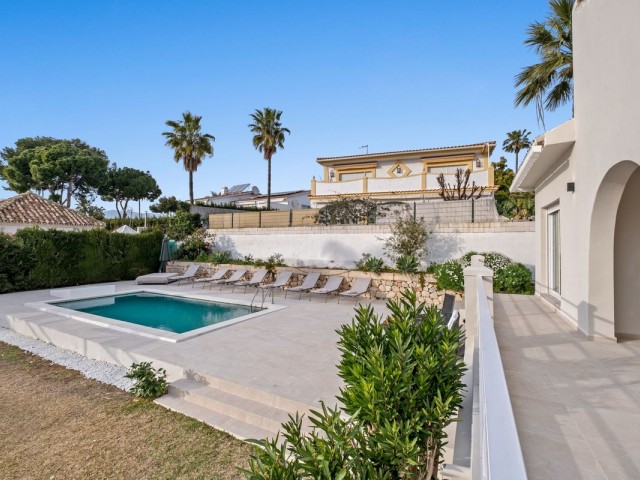 4 Bedrooms Villa in Elviria