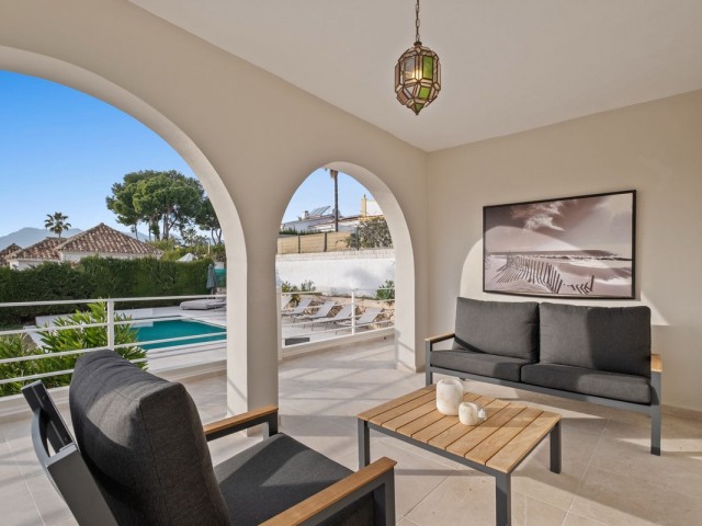 4 Bedrooms Villa in Elviria