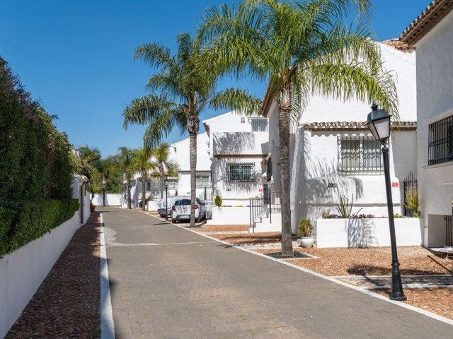 Adosado con 4 Dormitorios  en Puerto Banús