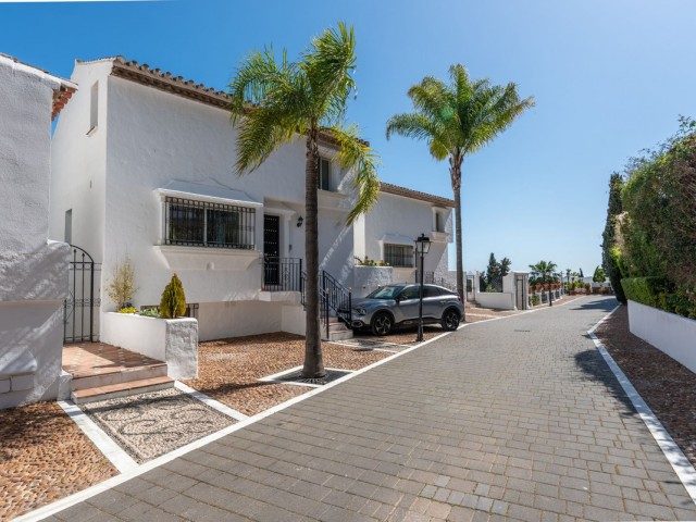 Adosado con 4 Dormitorios  en Puerto Banús