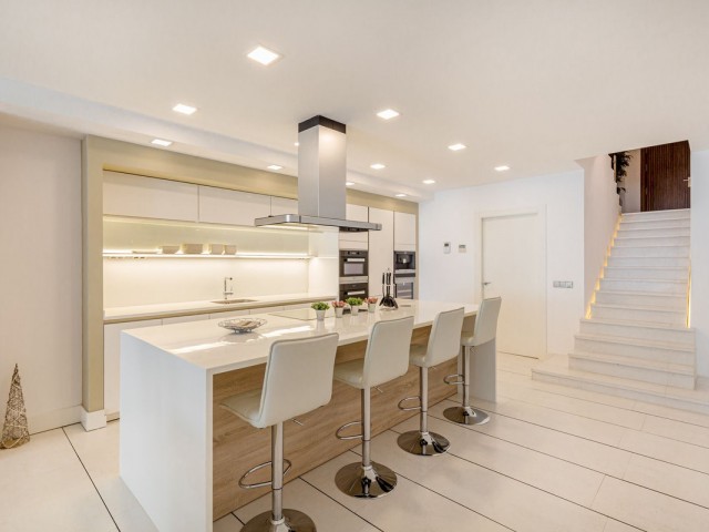 3 Bedrooms Apartment in Puerto Banús