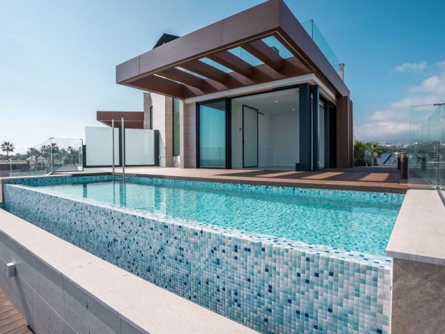 4 Bedrooms Apartment in Estepona