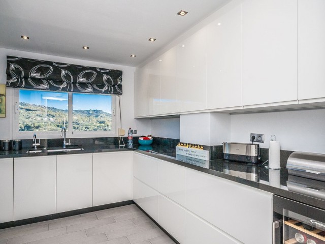 3 Bedrooms Apartment in Elviria