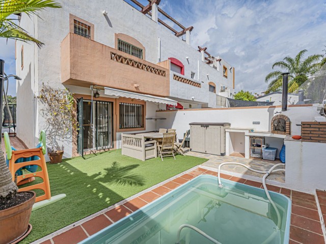 Adosado con 4 Dormitorios  en Marbella