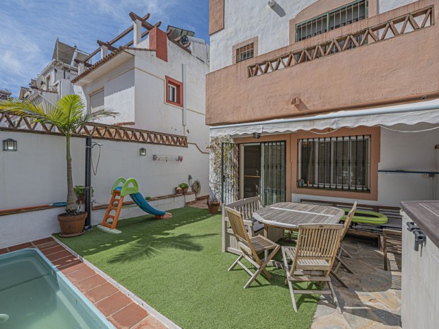 Adosado con 4 Dormitorios  en Marbella
