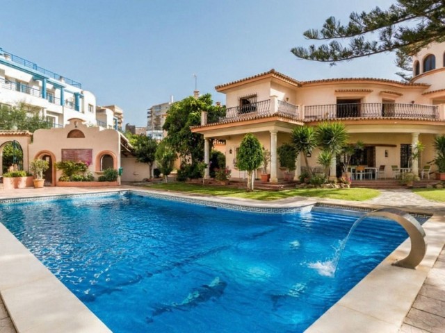 5 Bedrooms Townhouse in Estepona