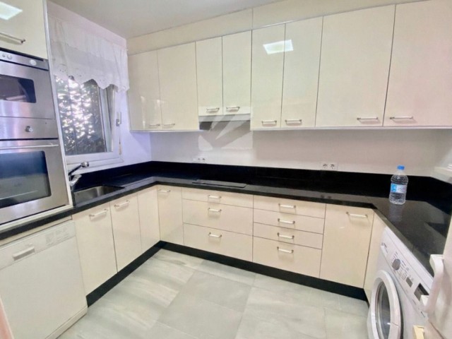 5 Bedrooms Townhouse in Estepona