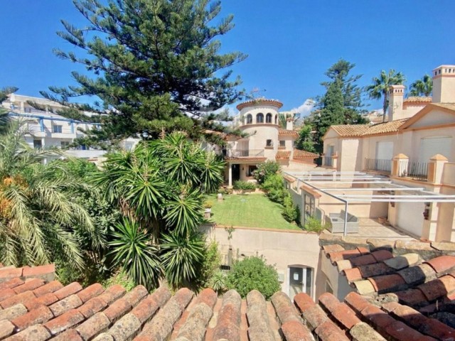5 Bedrooms Townhouse in Estepona