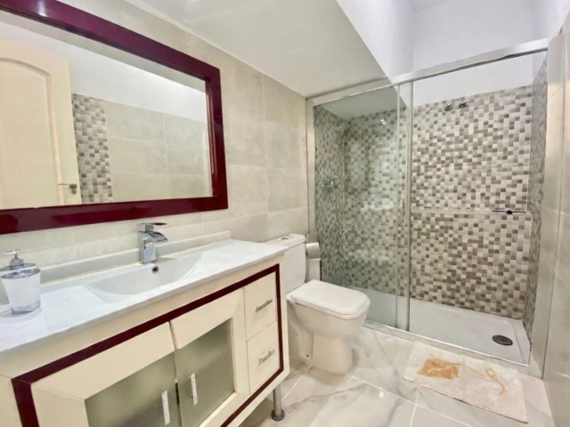 5 Bedrooms Townhouse in Estepona